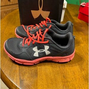 Under armor size 8 wore 1 time. Good shape